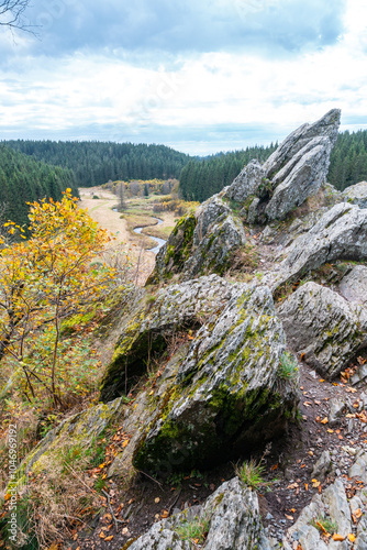 Bieley-Felsen - Das "Matterhorn der Eifel" an der Narzissenroute im Herbst bei Höfen, Eifel