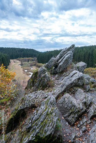 Bieley-Felsen - Das "Matterhorn der Eifel" an der Narzissenroute im Herbst bei Höfen, Eifel