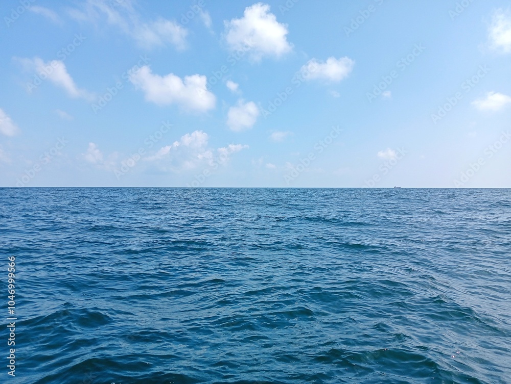 Naklejka premium blue sky and sea
