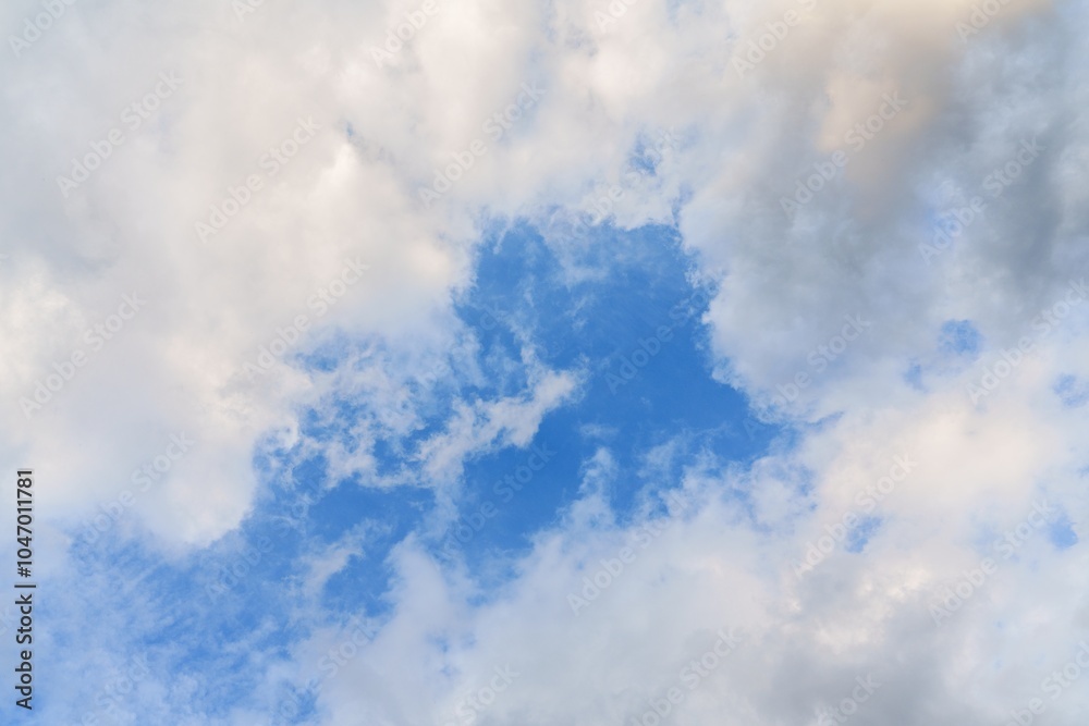 Obraz premium Stunning High Resolution Blue Sky Background with Detailed Clouds for Various Media Uses