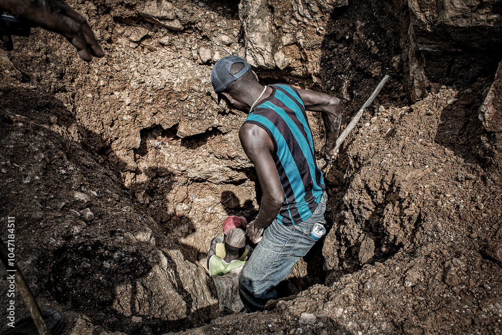 Artisanal Coltan - manganese - cobalt mining in Mudere mine under control of Nyatura militia, town of Rubaya, North Kivu region (Democratic Republic of Congo, Africa).
Artisanal Coltan - manganese - cobalt mining in Mudere mine under control of Nyatura militia, town of Rubaya, North Kivu region (Democratic Republic of Congo, Africa).