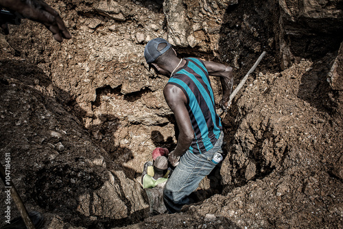 Artisanal Coltan - manganese - cobalt mining in Mudere mine under control of Nyatura militia, town of Rubaya, North Kivu region (Democratic Republic of Congo, Africa).

