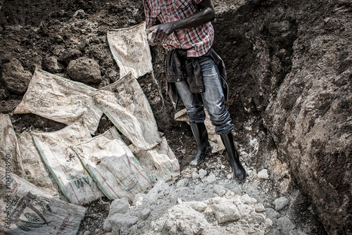 Artisanal Coltan - manganese - cobalt mining in Mudere mine under control of Nyatura militia, town of Rubaya, North Kivu region (Democratic Republic of Congo, Africa).

