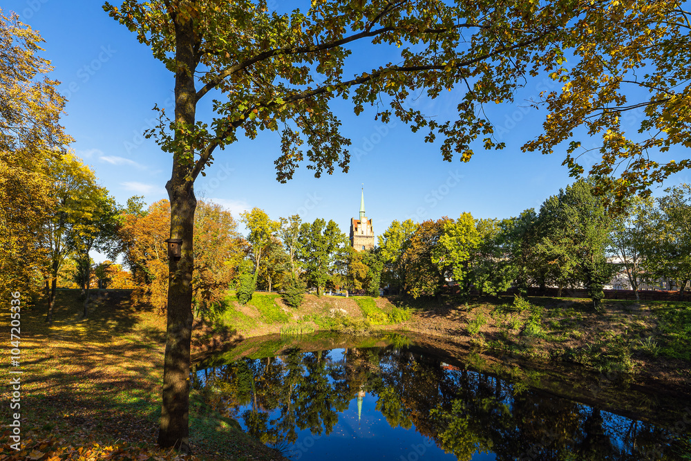 Blick auf die Teufelskuhle und das Kröpeliner Tor in der Hansestadt Rostock im Herbst Blick auf die Teufelskuhle und das Kröpeliner Tor in der Hansestadt Rostock im Herbst