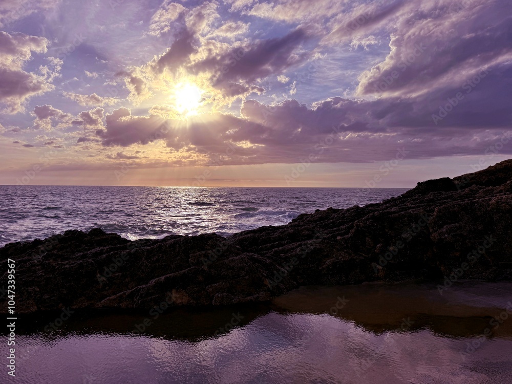 Obraz premium Sunset sky, calm sea and rocks 