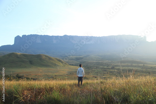 homem com monte roraima ao fundo, no acampamento tek, no primeiro dia de trekking para o cume, parque nacional canaima