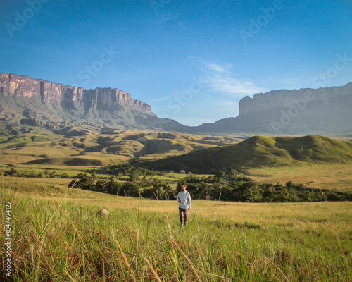 homem com monte roraima ao fundo, no acampamento tek, no primeiro dia de trekking para o cume, parque nacional canaima