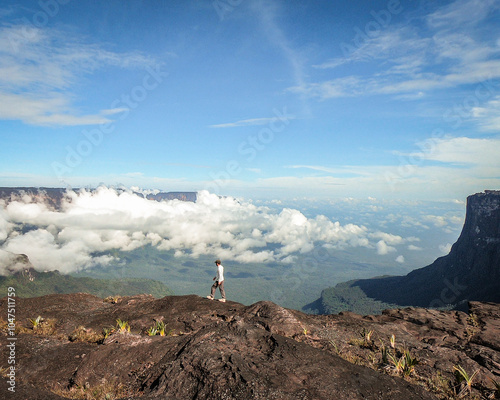 homem na borda do monte roraima, venezuela 