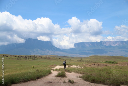 homem em trekking até o monte roraima, venezuela 