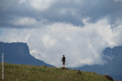 homem em trekking até o monte roraima, venezuela  photo