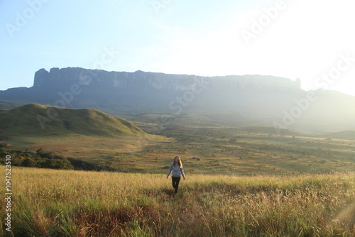 Wallpaper Mural mulher com monte roraima ao fundo no amanhecer, na venezuela  Torontodigital.ca