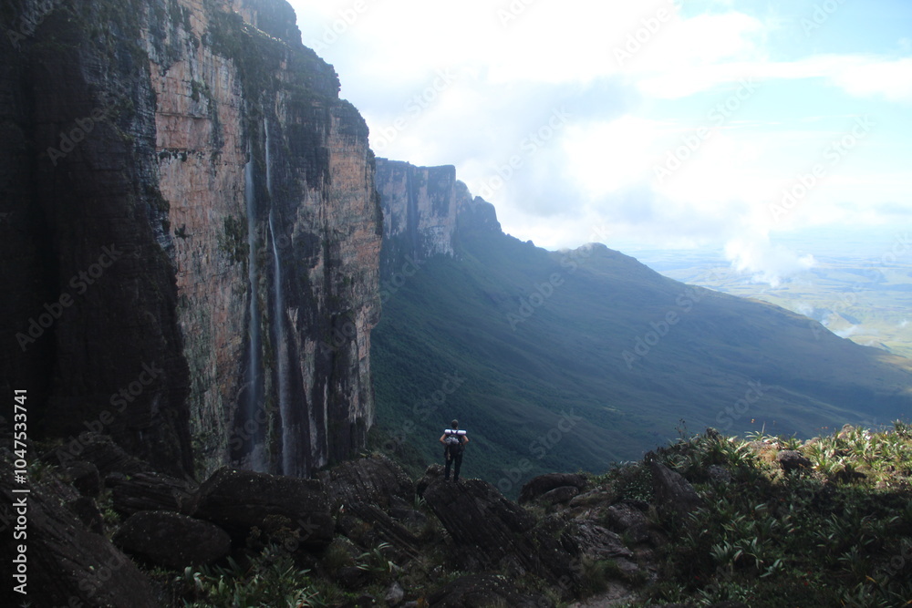 Fototapeta premium mulher se preparando para cruzar o trecho paso de las lagrimas no trekking para monte roraima, venezuela 