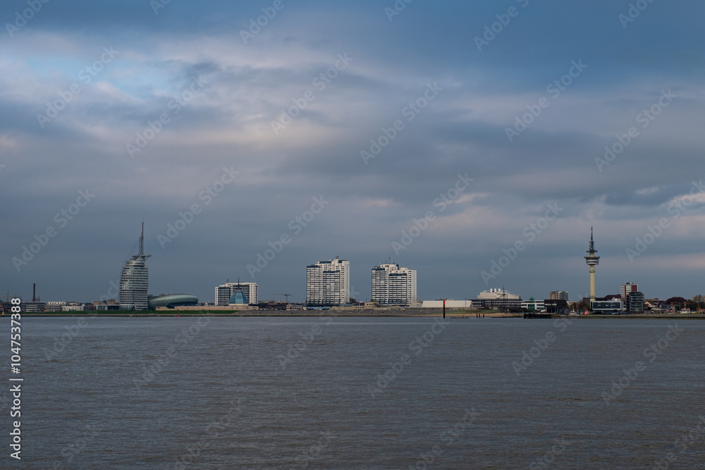 Skyline Bremerhaven von der Weser aus gesehen.