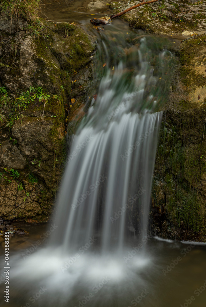 Obraz premium Small waterfall near Jaworki village of Biala Woda creek in autumn day