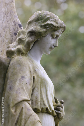 Obraz na płótnie Angel statue on an old grave w salonie