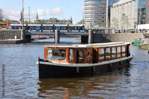 Obraz na płótnie Salon boat in front of Amsterdam Central Station w salonie