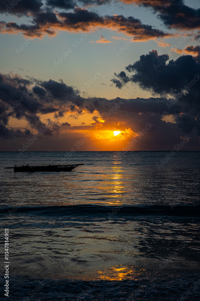 Fototapeta premium Boot im Sonnenaufgang