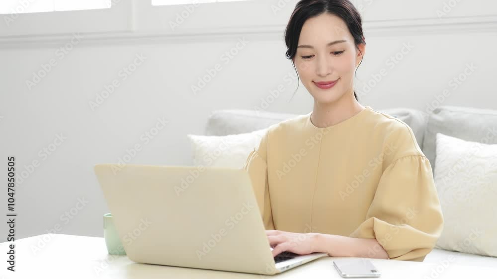 スマホ、ノートパソコン、女性、日本人、副業、2段階認証、セキュリティ、DX、インターネット、オンライン、web、デジタルトランスフォーメーション、ネットバンキング、認証、生体認証、笑顔、若い、ビジネス、フリーランス、人材、在宅ワーク、テレワーク、リモートワーク、メール、SNS、動画、共有、アプリ、スマートフォン、モバイル、作業、ニュース、通知、リビングルーム、部屋、インテリア、リラックス、PC、I スマホ、ノートパソコン、女性、日本人、副業、2段階認証、セキュリティ、DX、インターネット、オンライン、web、デジタルトランスフォーメーション、ネットバンキング、認証、生体認証、笑顔、若い、ビジネス、フリーランス、人材、在宅ワーク、テレワーク、リモートワーク、メール、SNS、動画、共有、アプリ、スマートフォン、モバイル、作業、ニュース、通知、リビングルーム、部屋、インテリア、リラックス、PC、I