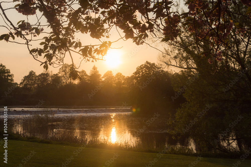Obraz premium Sunset over a Lake in the UK.