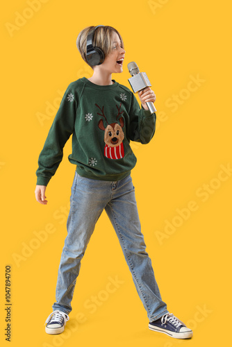 Cute little boy in headphon...