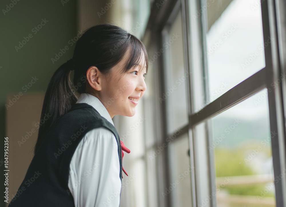 学校の教室の窓の外を見る日本人の女子中学生 学校の教室の窓の外を見る日本人の女子中学生