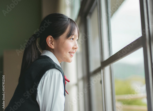 Free Download 学校の教室の窓の外を見る日本人の女子中学生 - GFXLoad