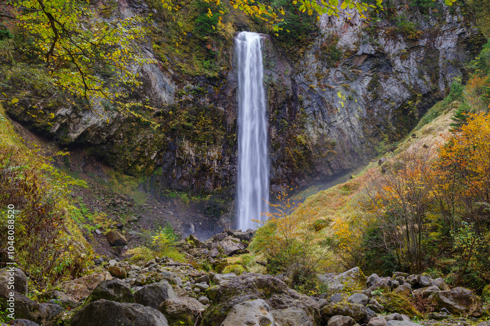 Obraz premium 秋の平湯大滝(岐阜県高山市奥飛騨温泉郷)
