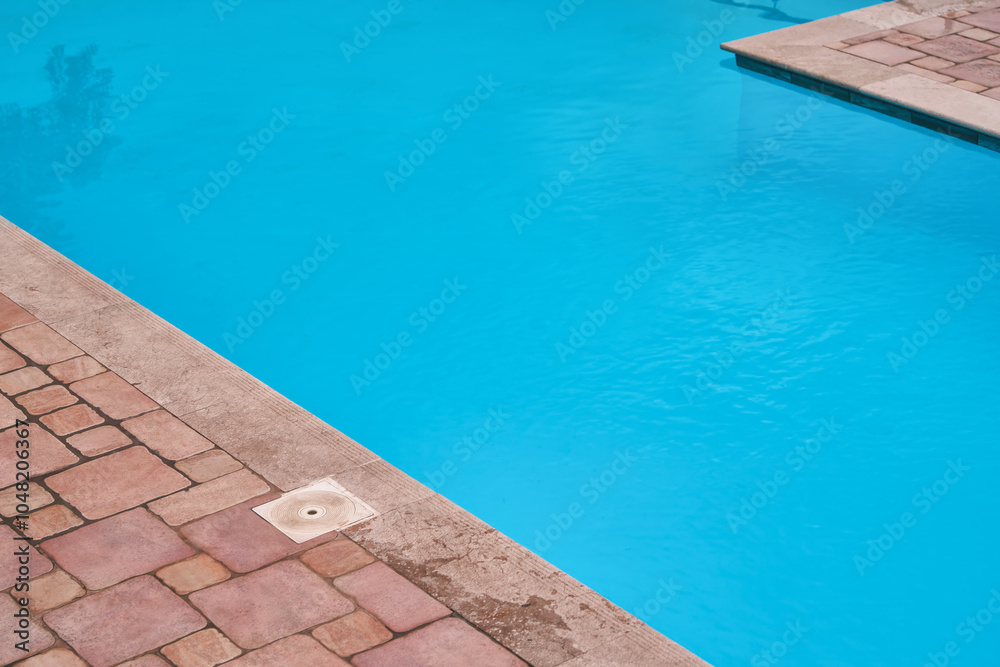 Obraz premium Scenic pool with nature view and safety railing