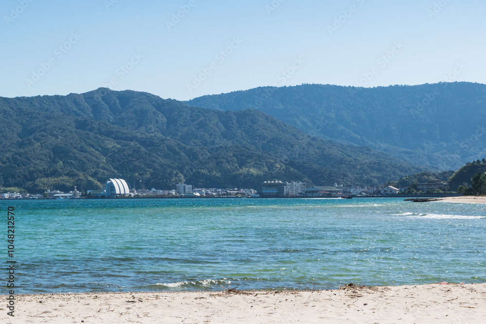 天橋立の砂浜から見る宮津市の街並み 天橋立の砂浜から見る宮津市の街並み