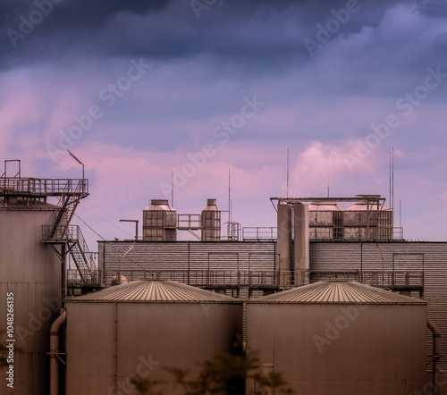 Obraz na płótnie Storage tanks of a chemical plant w salonie