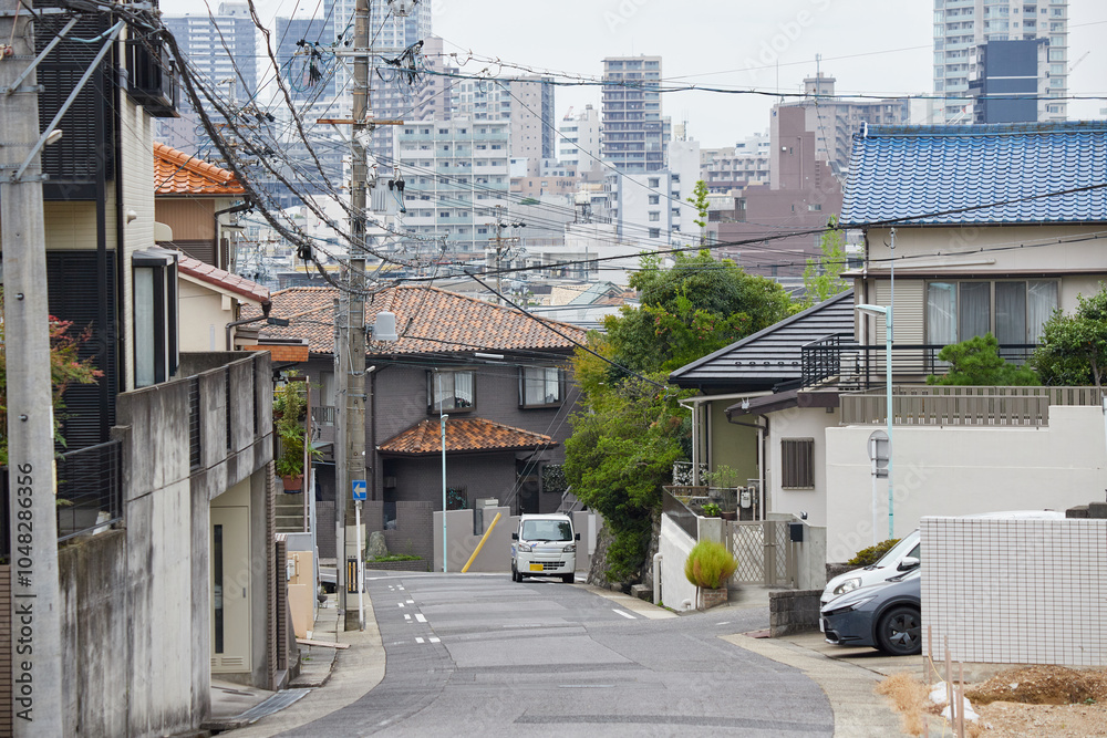 名古屋の街並みの住宅地と電柱などのインフラ設備の風景