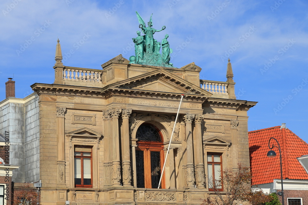Obraz premium Haarlem Teylers Museum Building Facade with Roof Statue, Netherlands