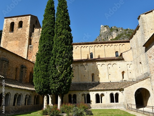 Le cloître de l’abbaye de Gellone de Saint-Guilhem-le-Désert dans l’Hérault photo