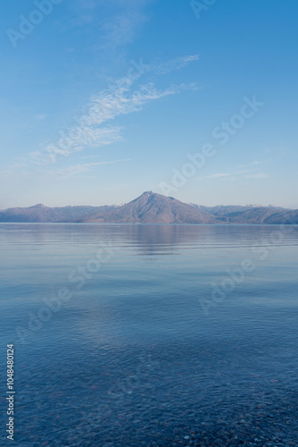 湖に浮かぶ山