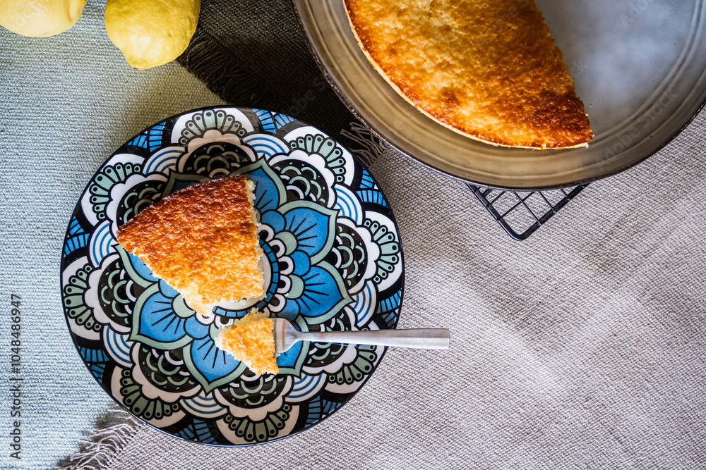 Part de gâteau au citron dans une assiette colorée sur la table