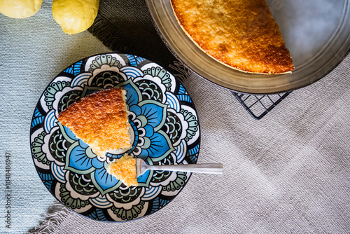 Obraz na płótnie Part de gâteau au citron dans une assiette colorée sur la table w salonie