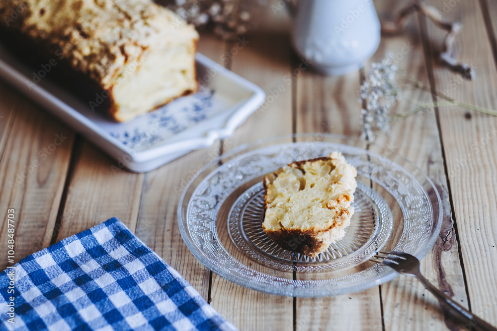 Délicieux gâteau fait maison à la poire sans gluten dans une assiette sur une table en bois