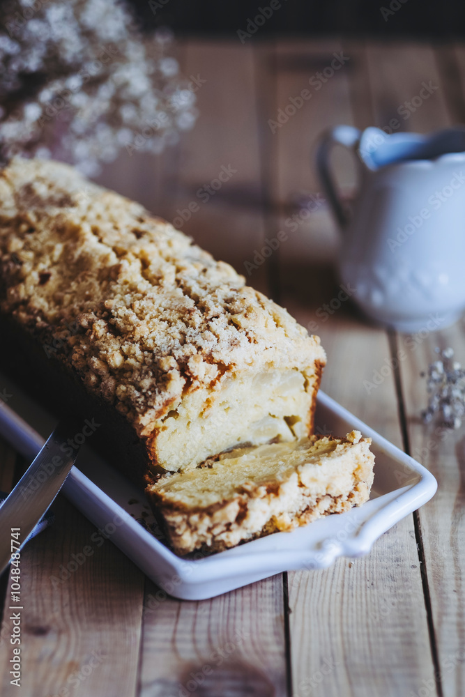 Délicieux gâteau fait maison à la poire sans gluten dans une assiette sur une table en bois