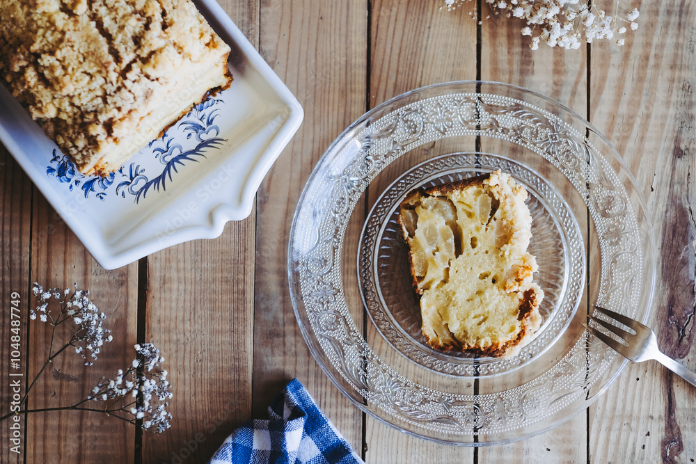 Délicieux gâteau fait maison à la poire sans gluten dans une assiette sur une table en bois