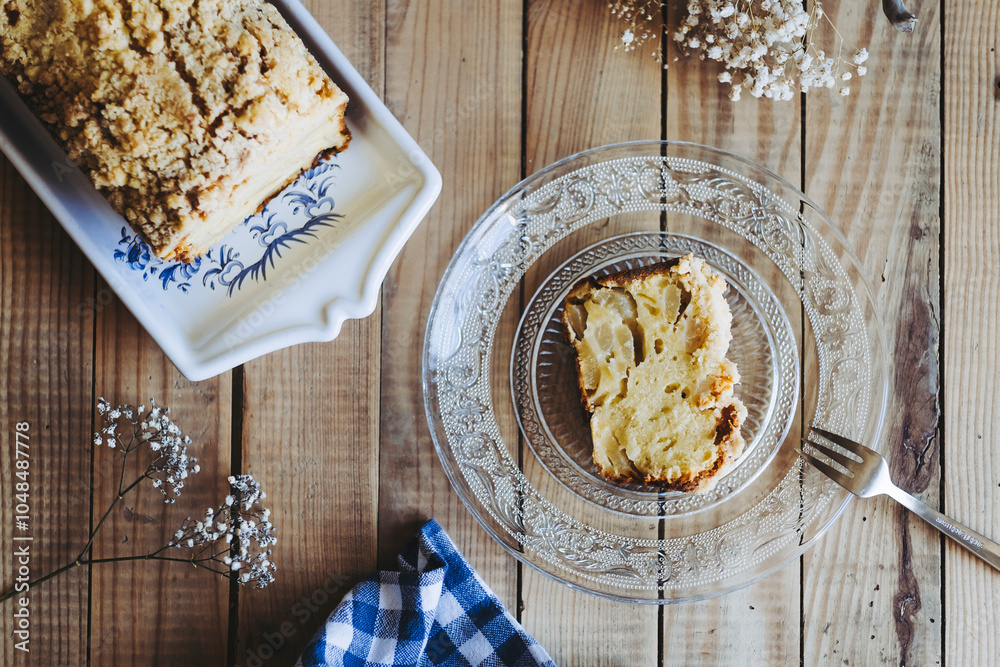 Délicieux gâteau fait maison à la poire sans gluten dans une assiette sur une table en bois