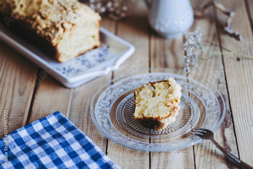 Obraz na płótnie Délicieux gâteau fait maison à la poire sans gluten dans une assiette sur une table en bois w salonie