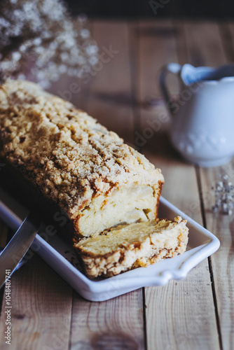Obraz na płótnie Délicieux gâteau fait maison à la poire sans gluten dans une assiette sur une table en bois w salonie