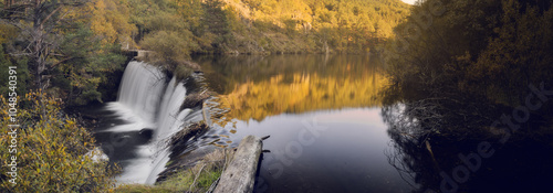 lago con salto de agua cascada en otoño photo