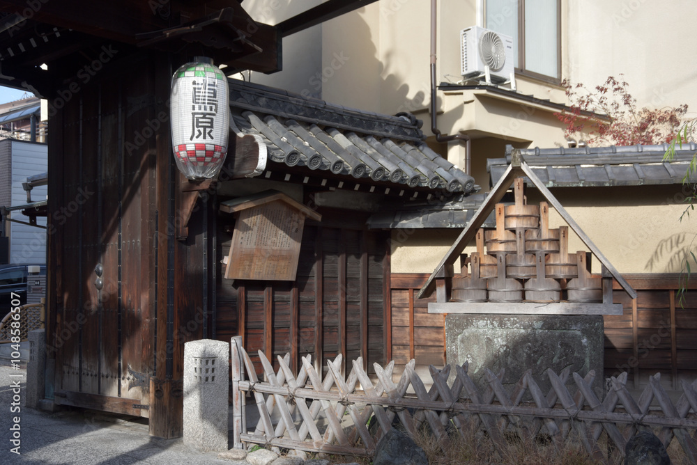 Obraz premium 京都島原 大門脇の天水桶 京都市下京区