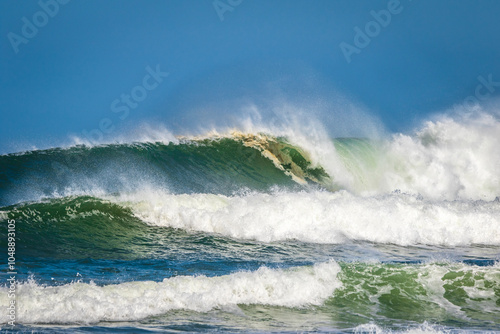 Onda Grande quebrando sozinha photo