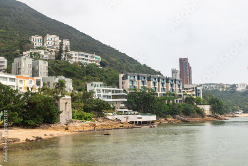 Obraz na płótnie HONG KONG - MAY 7, 2024: Repulse Bay, is a bay in the southern part of Hong Kong Island and nearly Kwun Yim Shrine is a Taoist shrine at the southeastern end of Repulse Bay. w salonie