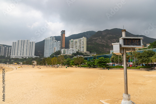 Obraz na płótnie HONG KONG - MAY 7, 2024: Repulse Bay, is a bay in the southern part of Hong Kong Island and nearly Kwun Yim Shrine is a Taoist shrine at the southeastern end of Repulse Bay. w salonie
