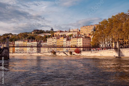 Photo des quais de Saône avec au fond la Croix Rousse, depuis la Saône en bateau photo