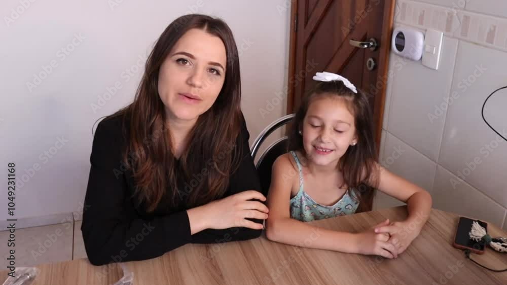 Mãe e filha fazem apresentação em casa 