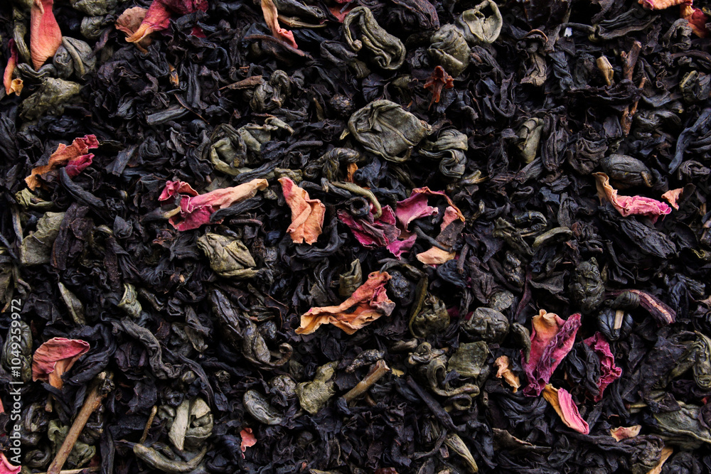 mix of black and green tea with petals
mix of black and green tea with petals